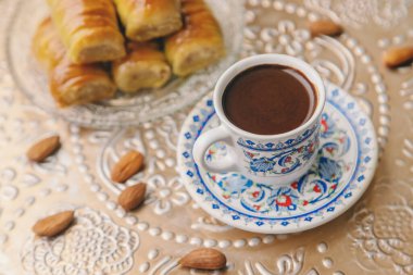 Bir fincan Türk kahvesi ve baklava. Seçici odaklanma. İç..