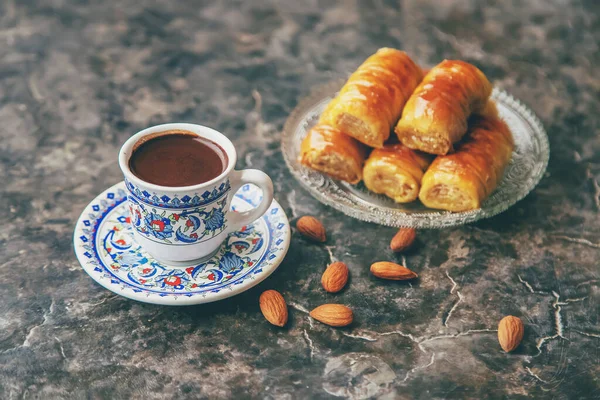 Kopp Turkiskt Kaffe Och Baklava Selektivt Fokus Drick — Stockfoto
