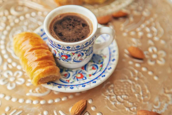 Uma Chávena Café Turco Baklava Foco Seletivo Beba — Fotografia de Stock