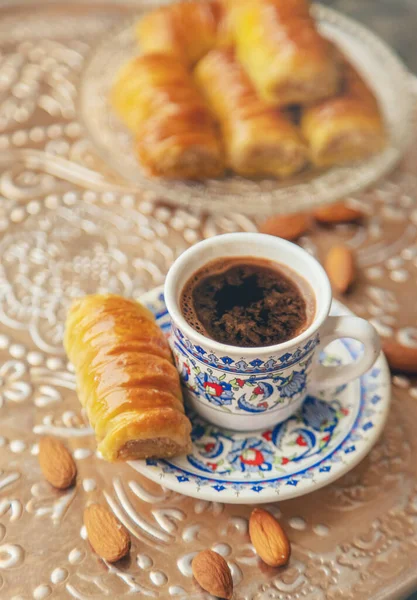 Kopp Turkiskt Kaffe Och Baklava Selektivt Fokus Drick — Stockfoto