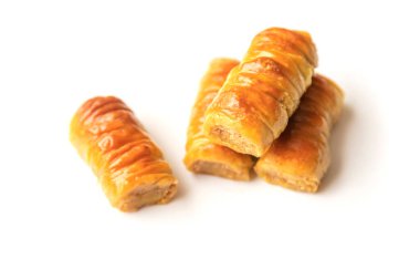 Doğulu tatlı baklava beyaz bir arka planda izole edilir. Seçici odaklanma. Yiyecek..