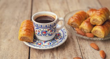 Bir fincan Türk kahvesi ve baklava. Seçici odaklanma. İç..