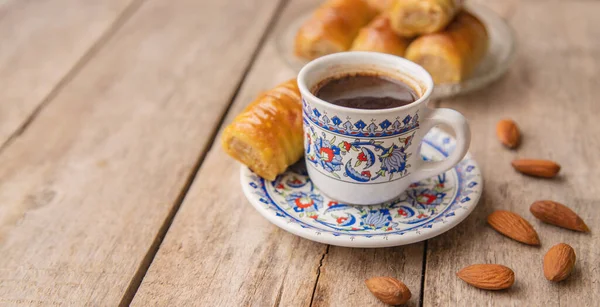 Kopp Turkiskt Kaffe Och Baklava Selektivt Fokus Drick — Stockfoto
