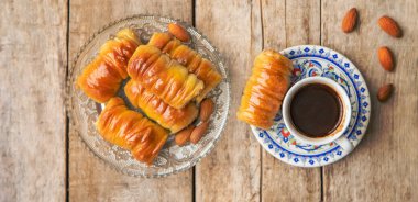 Bir fincan Türk kahvesi ve baklava. Seçici odaklanma. İç..