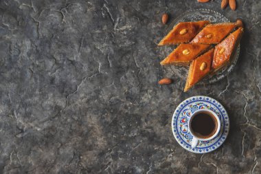 Bir fincan Türk kahvesi ve baklava. Seçici odaklanma. İç..