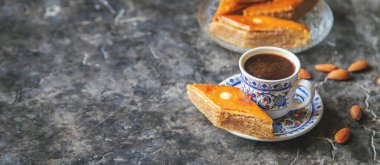 Bir fincan Türk kahvesi ve baklava. Seçici odaklanma. İç..