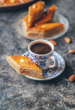 Bir fincan Türk kahvesi ve baklava. Seçici odaklanma. İç..