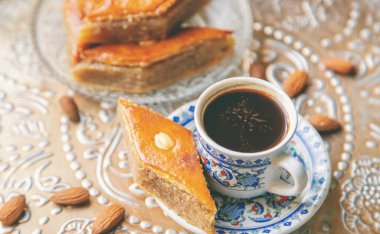Bir fincan Türk kahvesi ve baklava. Seçici odaklanma. İç..