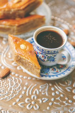 Bir fincan Türk kahvesi ve baklava. Seçici odaklanma. İç..