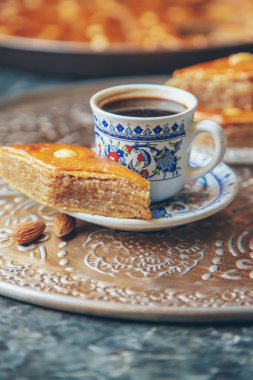 Bir fincan Türk kahvesi ve baklava. Seçici odaklanma. İç..