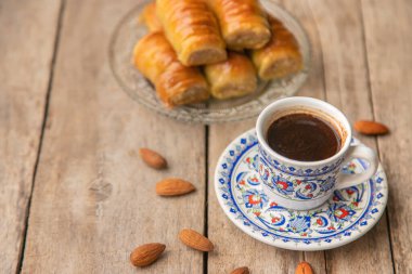 Bir fincan Türk kahvesi ve baklava. Seçici odaklanma. İç..
