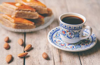 Bir fincan Türk kahvesi ve baklava. Seçici odaklanma. İç..