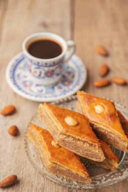 Bir fincan Türk kahvesi ve baklava. Seçici odaklanma. İç..