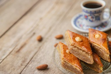 Bir fincan Türk kahvesi ve baklava. Seçici odaklanma. İç..
