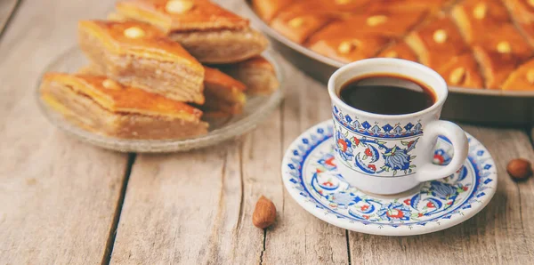 Kopp Turkiskt Kaffe Och Baklava Selektivt Fokus Drick — Stockfoto