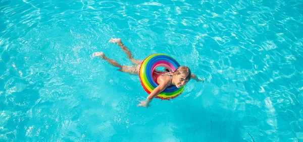 子供はプールで泳いだり潜ったりします 選択的焦点 — ストック写真