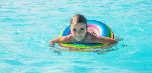 Het Kind Zwemt Duikt Het Zwembad Selectieve Focus — Stockfoto