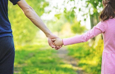 Babasıyla birlikte bir çocuk elden gider. Seçici odaklanma. Doğa.