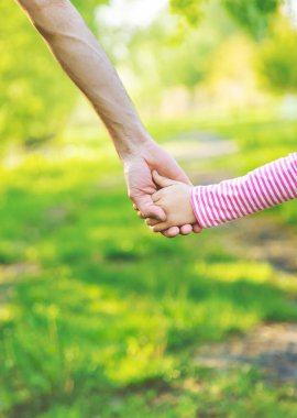 Babasıyla birlikte bir çocuk elden gider. Seçici odaklanma. Doğa.