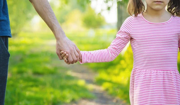 Een Kind Met Zijn Vader Gaat Bij Hand Selectieve Focus — Stockfoto