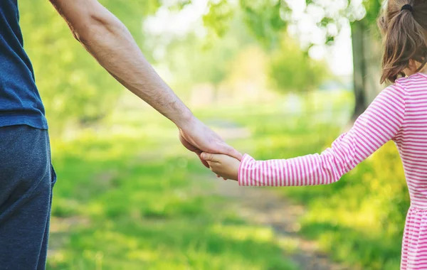 Een Kind Met Zijn Vader Gaat Bij Hand Selectieve Focus — Stockfoto