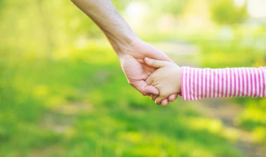 Babasıyla birlikte bir çocuk elden gider. Seçici odaklanma. Doğa.