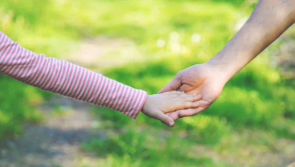 Bambino Con Suo Padre Mano Concentrazione Selettiva Natura — Foto Stock