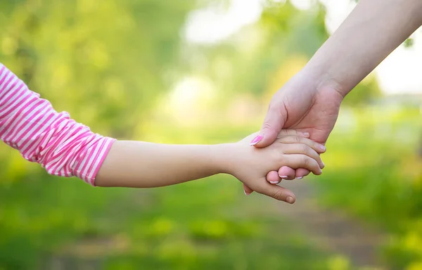 Ein Kind Mit Seiner Mutter Geht Der Hand Selektiver Fokus — Stockfoto