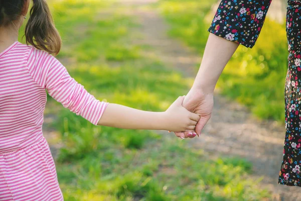 Annesiyle Birlikte Bir Çocuk Ellerinden Tutar Seçici Odaklanma Doğa — Stok fotoğraf