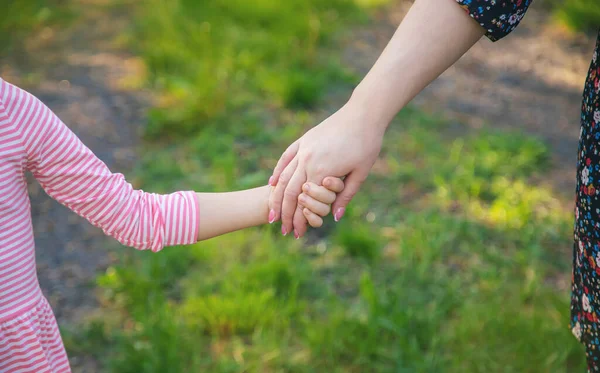 Een Kind Met Zijn Moeder Gaat Bij Hand Selectieve Focus — Stockfoto