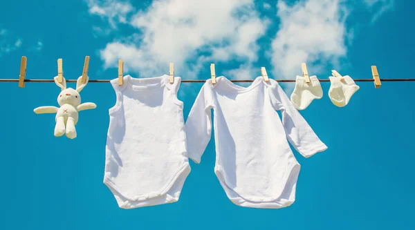 Vita Babykläder Torra Ett Rep Selektivt Fokus Natur — Stockfoto