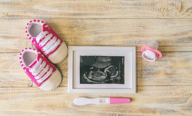 Bebeğin fotoğrafının ve aksesuarlarının ultrason fotoğrafı. Seçici odaklanma. çocuk.