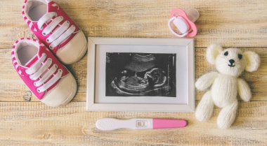 Bebeğin fotoğrafının ve aksesuarlarının ultrason fotoğrafı. Seçici odaklanma. çocuk.