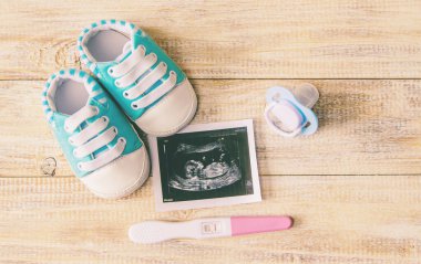 Bebeğin fotoğrafının ve aksesuarlarının ultrason fotoğrafı. Seçici odaklanma. çocuk.