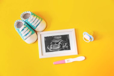 Bebeğin fotoğrafının ve aksesuarlarının ultrason fotoğrafı. Seçici odaklanma. çocuk.