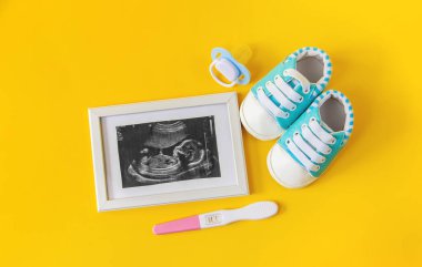 Bebeğin fotoğrafının ve aksesuarlarının ultrason fotoğrafı. Seçici odaklanma. çocuk.