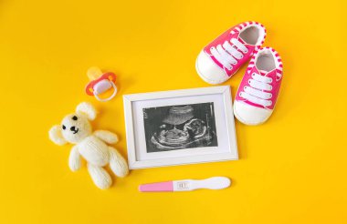 Bebeğin fotoğrafının ve aksesuarlarının ultrason fotoğrafı. Seçici odaklanma. çocuk.