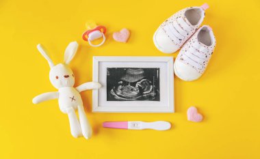 Bebeğin fotoğrafının ve aksesuarlarının ultrason fotoğrafı. Seçici odaklanma. çocuk.