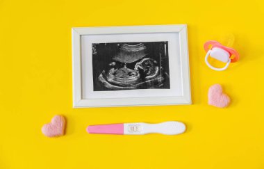 Bebeğin fotoğrafının ve aksesuarlarının ultrason fotoğrafı. Seçici odaklanma. çocuk.