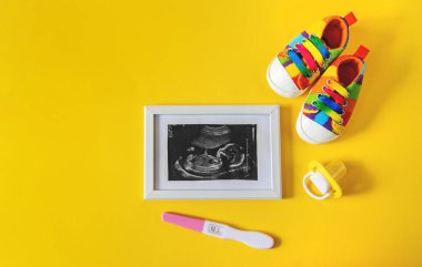 Bebeğin fotoğrafının ve aksesuarlarının ultrason fotoğrafı. Seçici odaklanma. çocuk.