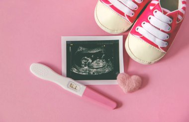 Bebeğin fotoğrafının ve aksesuarlarının ultrason fotoğrafı. Seçici odaklanma. çocuk.