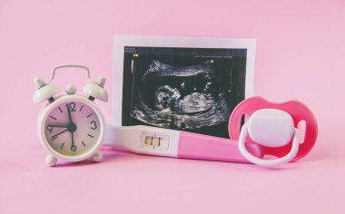 Bebeğin fotoğrafının ve aksesuarlarının ultrason fotoğrafı. Seçici odaklanma. çocuk.