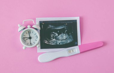 Bebeğin fotoğrafının ve aksesuarlarının ultrason fotoğrafı. Seçici odaklanma. çocuk.