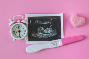 Bebeğin fotoğrafının ve aksesuarlarının ultrason fotoğrafı. Seçici odaklanma. çocuk.