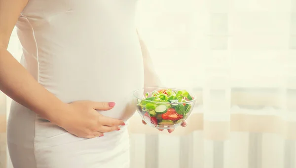 Uma Mulher Grávida Come Uma Salada Com Legumes Foco Seletivo — Fotografia de Stock