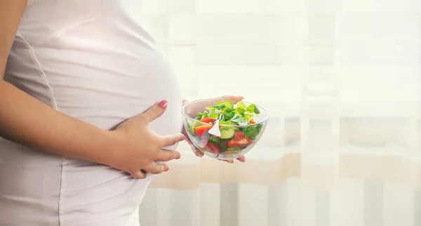 Uma Mulher Grávida Come Uma Salada Com Legumes Foco Seletivo — Fotografia de Stock