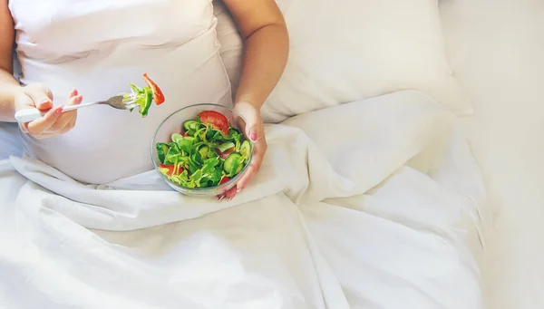 Una Donna Incinta Mangia Insalata Con Verdure Concentrazione Selettiva Alimenti — Foto Stock