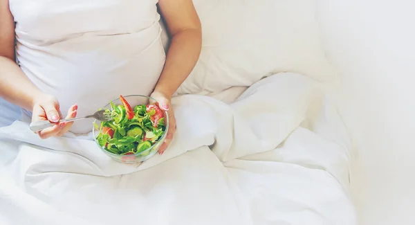 Una Donna Incinta Mangia Insalata Con Verdure Concentrazione Selettiva Alimenti — Foto Stock