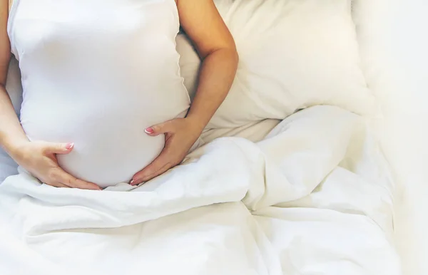 一个孕妇抱着她的肚子 选择焦点 — 图库照片