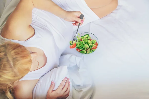 Una Donna Incinta Mangia Insalata Con Verdure Concentrazione Selettiva Alimenti — Foto Stock